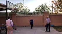 Basket-Ball - Bernie Sanders Shooting Hoops
