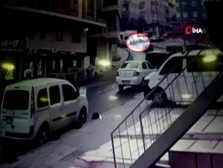 Genç kız tıka basa dolu yolcu minibüsünde böyle düştü