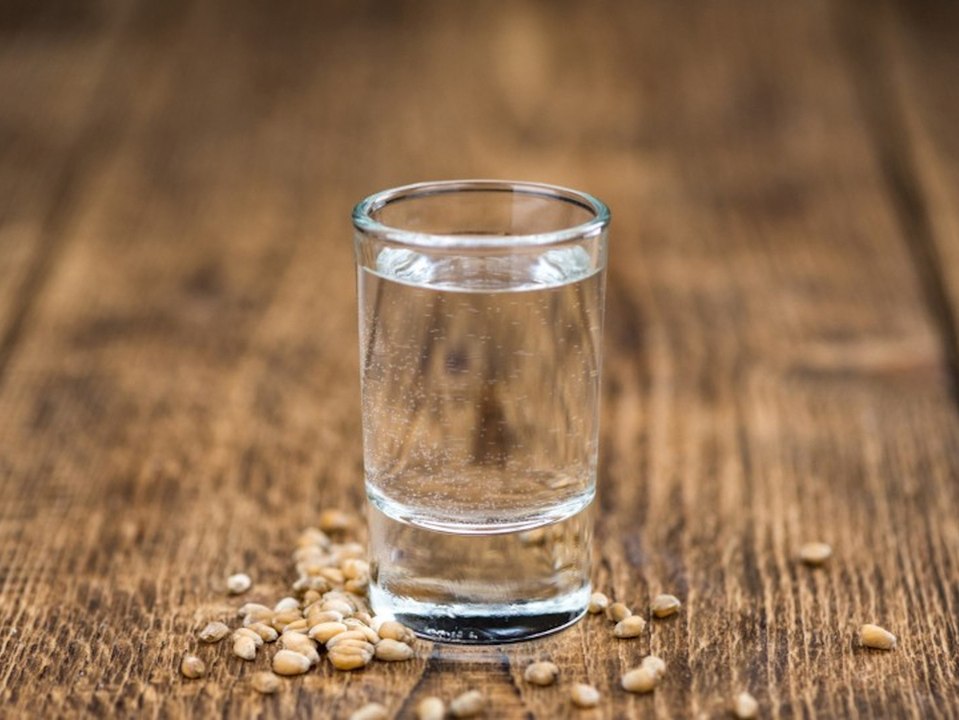 Nach dem essen: fördert schnaps wirklich die verdauung?