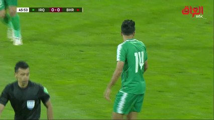 تسديدة مباغتة من نجم منتخبنا العراقي أمجد عطوان على مرمى البحرين
