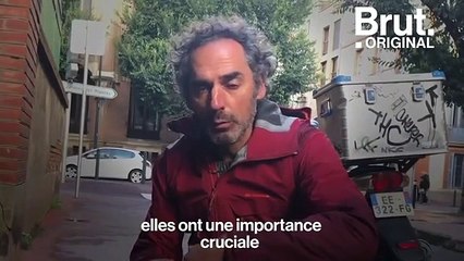 Un botaniste identifie des plantes sauvages à Toulouse