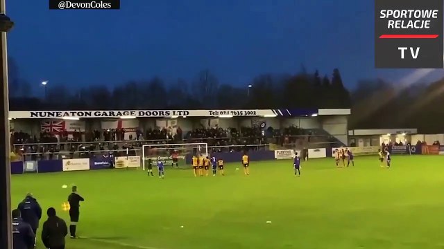 Un joueur de football tire un penalty ! Fail