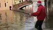 Venise : Un homme voulait filmer les inondations avec son selfie stick