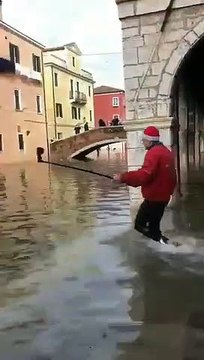 Venise : Un homme voulait filmer les inondations avec son selfie stick