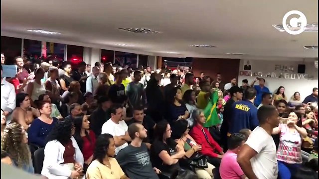 Protesto na Câmara de Linhares contra aumento salarial dos vereadores