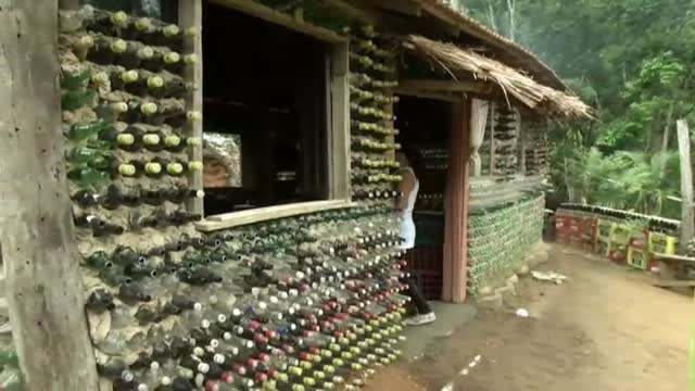 Una mujer construye una casa en Brasil con más de 6.000 botellas desechadas