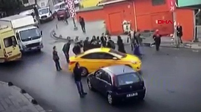 Kapısı açık minibüsten böyle düştü