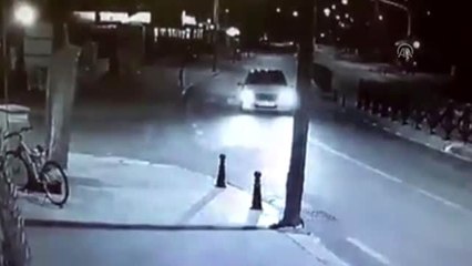 Fethiye'deki trafik kaza anı güvenlik kamerasına yansıdı