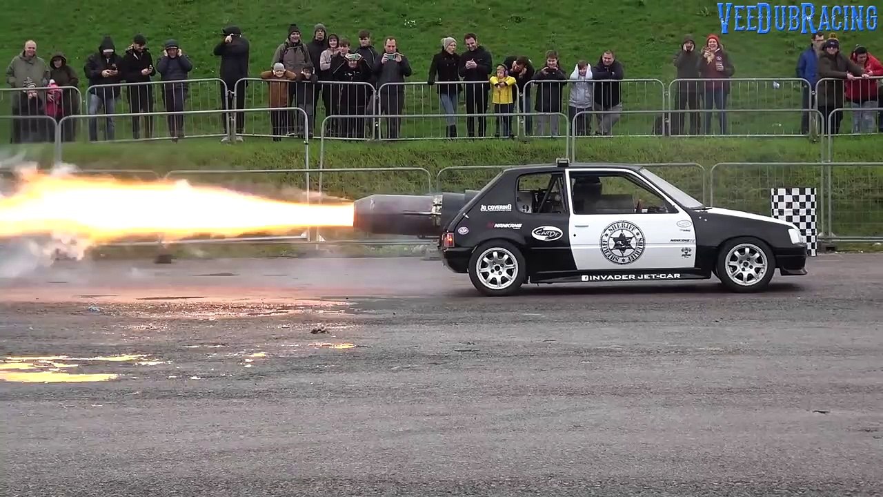 Equipée d’un réacteur d’avion de chasse, cette 205 enflamme les pistes de dragsters en Angleterre.