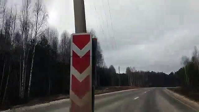 En russie on trouve des poteaux électriques au beau milieu de la route