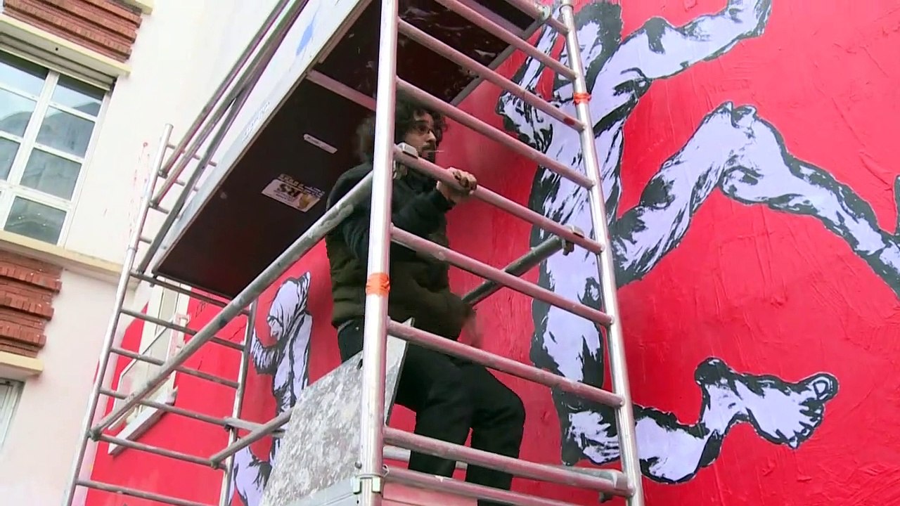 Ventes d'armes: un street artiste yéménite dévoile une fresque à Paris contre "l'hypocrisie internationale"