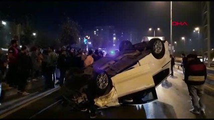 Esenler'de yarıştıkları iddia edilen iki otomobilden biri takla attı 2 yaralı