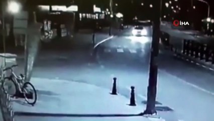 Uyuyan sürücü aydınlatma direğini devirdi