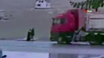 Kamyonetin dorse kapağı yoldaki kadına böyle çarptı
