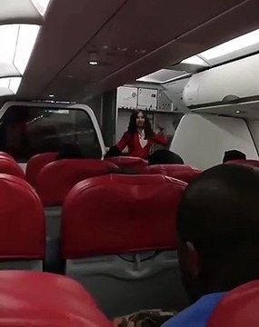 TIẾP VIÊN HÀNG COVER ''KILL THIS LOVE'' II YANNEWS