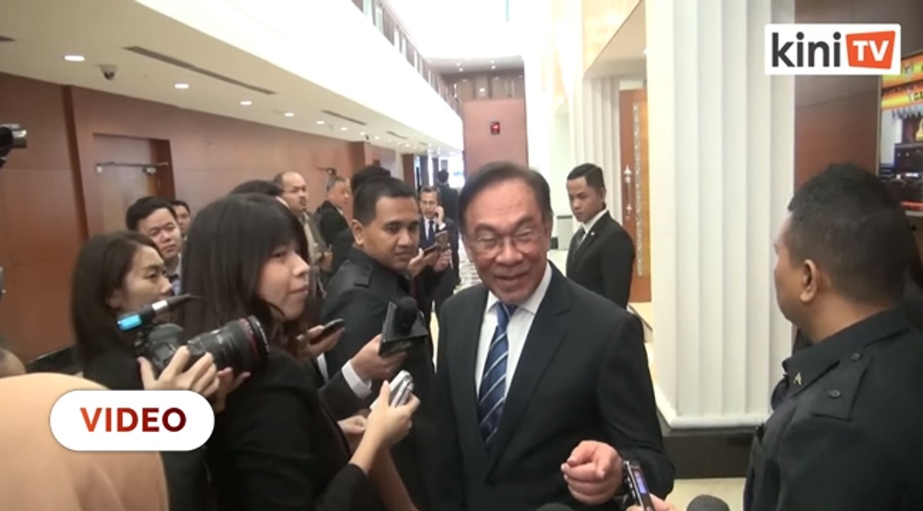 Media tanya isu undi tidak percaya, Anwar nyanyi 'di pinggiran air terjun'