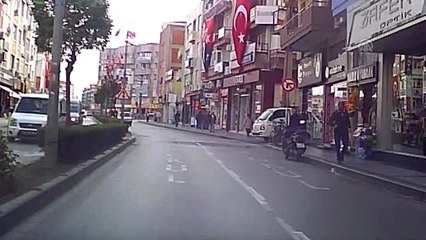 Yola düşen bayrağı araçlar üstünden geçmesin diye aldı