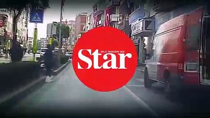 Yola düşen Türk bayrağını araçlar üstünden geçmesin diye aldı