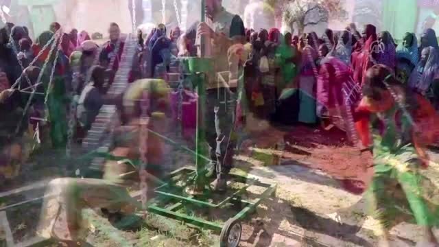 İlk kez bindikleri seyyar dönme dolap Kamerunlu çocukları sevindirdi