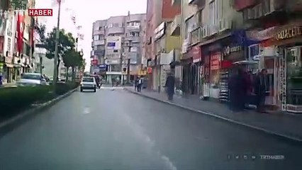 Yola düşen bayrağı araçlar üstünden geçmesin diye aldı