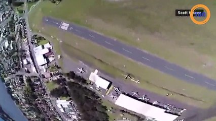 Un parachutiste atterrit avec précision sur une moto en marche