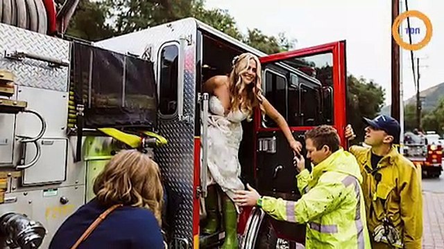 La mariée arrive à son mariage en camion de pompiers