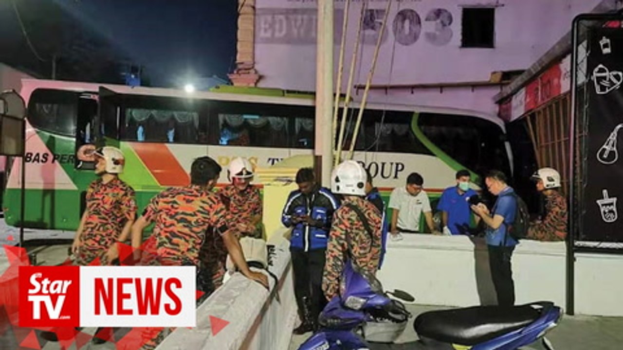 Tour bus driver suffers heart attack and rams b...