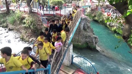 Adana polisinin okula kazandırdığı çocukları geziye götürdü