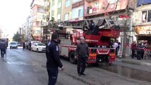 Apartmanda yangın paniği; mahsur kalanları itfaiye kurtardı -1