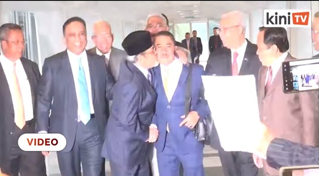 Semangat BN - 'Pagi nak bertumbuk, petang cium pipi'