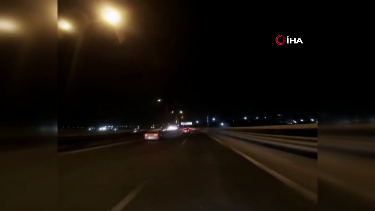 Motosiklet sürücüsünün zincirleme kazaya karışan araca çarpma anı kamerada