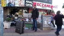 Antalya iranlı turist, kaldırımda cansız manken gibi bekledi