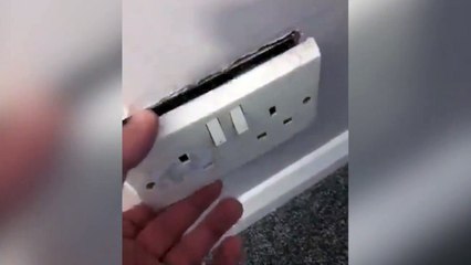 El secreto mejor guardado aparece detrás de este enchufe