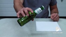 Il nous montre une astuce pour ouvrir une bière... avec une feuille de papier !!