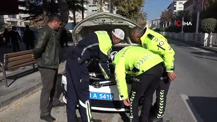 Descargar video: Polis otosunun kaputuna giren yavru kedi polisler tarafından kurtarıldı