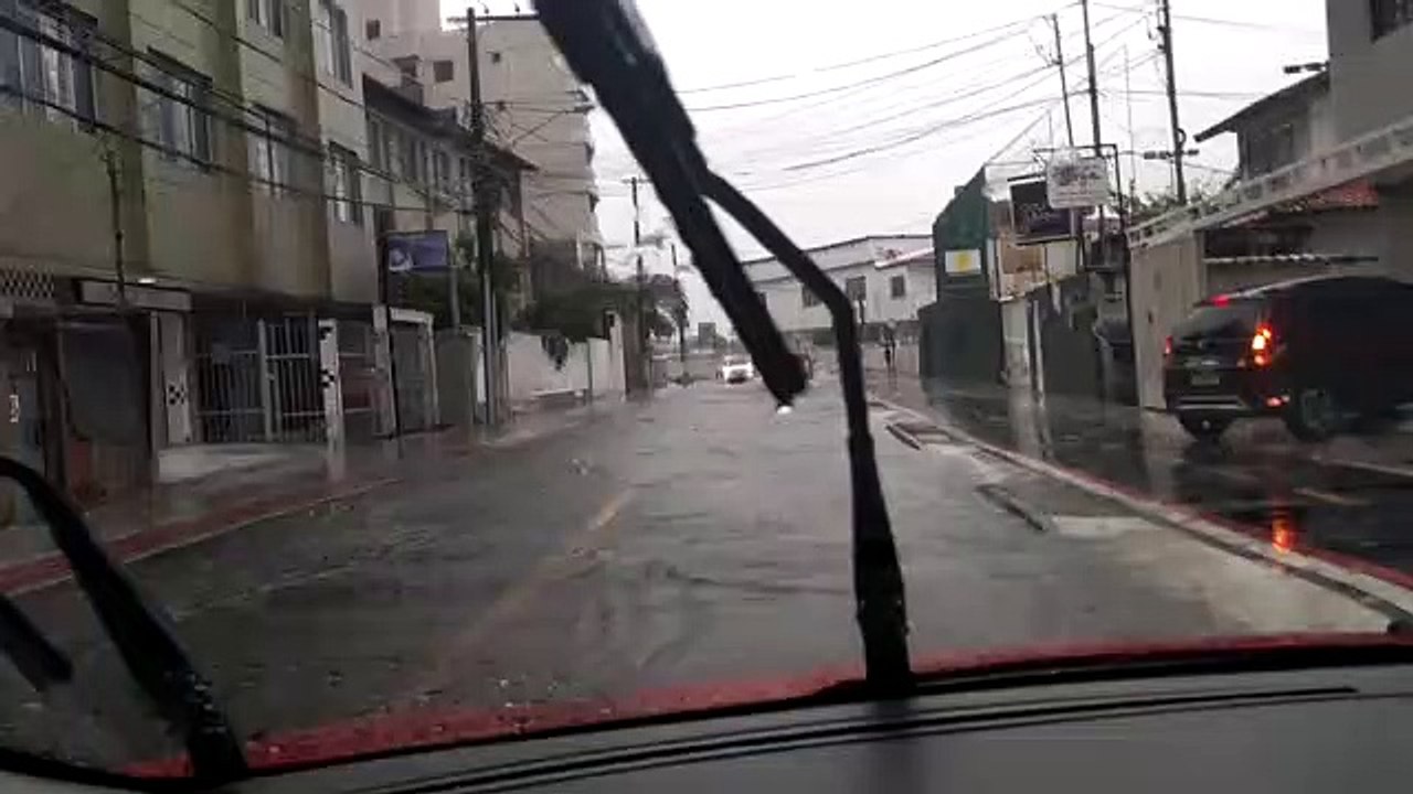 Alagamento na Praia do Canto em Vitória