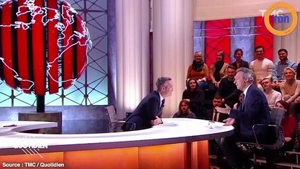 Un célèbre présentateur du JT Français a reçu une"gâterie" alors qu’il était à l’antenne !