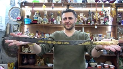 Altın İşlemeli 218 Yıllık Kılıcı Otomobil Fiyatına Satışa Çıkarttı