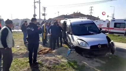 Yoldan çıkan otomobil kum yığınına çarparak durabildi: 2 yaralı