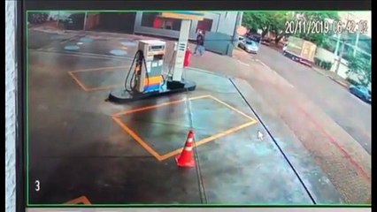 Câmara flagra furto de moto em posto de combustível