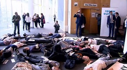The Brief from Brussels: Klimaproteste und "Die-In" im EU-Parlament