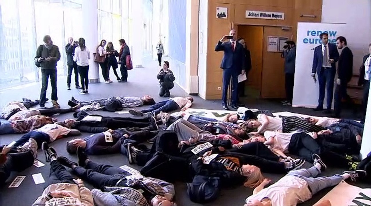 The Brief from Brussels: Klimaproteste und 'Die-In' im EU-Parlament