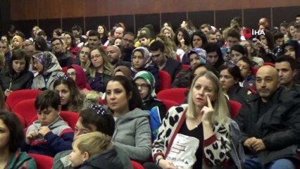 Öğretmenler meslektaşları için şarkı söyledi