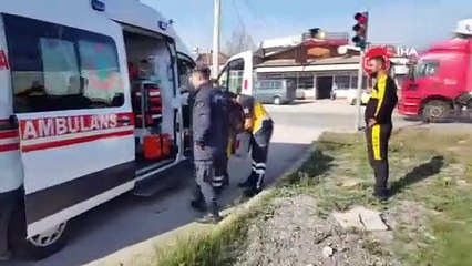 Download Video: Yoldan çıkan otomobil kum yığınına çarparak durabildi: 2 yaralı