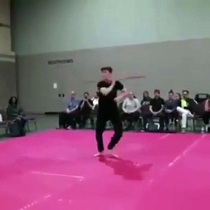 Maniement du sabre : regardez la vitesse des mouvements !