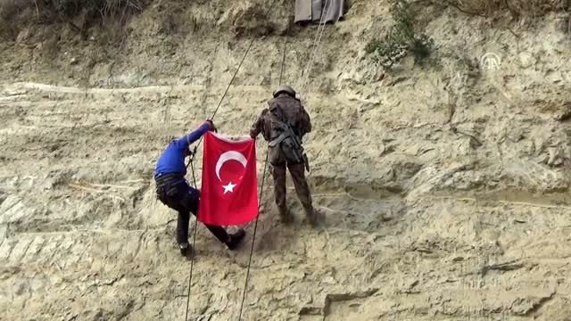 AFAD ekipleri ve özel harekat polisi arama kurtarma tatbikatı yaptı