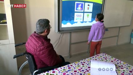 Engelli öğretmen azmiyle öğrencilerine ışık saçıyor