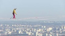 رجل الحبال يقطع الأنفاس يفيديو جديد على ارتفاع شاهق: كأنه يطير في الهواء