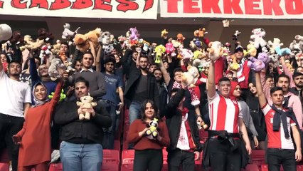 Futbol maçında kimsesiz çocuklara oyuncak sürprizi - SAMSUN