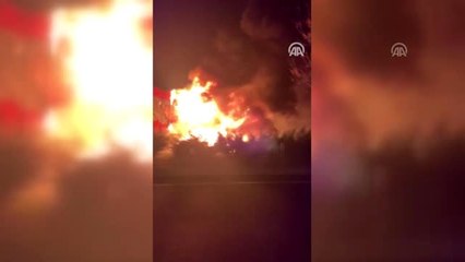 Tekstil ürünleri taşıyan tırın dorsesi yandı